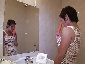 這個有著巨大乳房的簡陋小雞巧妙地跳到了這個笨蛋的螺栓上。他處於被動狀態,因為她自己做了一切。