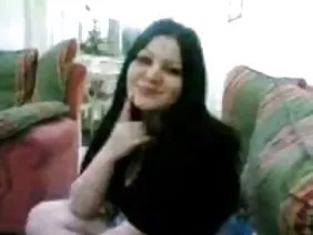 在研究布魯內特夏洛特薩特之後邀請了紅發女友彭妮帕克斯。女孩們閒聊這些傢伙和抽雪茄屬於繼父夏洛特。在樂趣的高峰時期,當年輕女士們幾乎被強烈的煙霧覆蓋時,一個留著鬍鬚的男人走進房間,不滿意這些結在沒有需求的情況下借了一件昂貴的產品。煙頭在杯子裡吸煙,房間裡掛著一縷煙,所以不可能把Dan繞在手指上。男性聽到半裸的mokroschelok醉酒的喋喋不休,在潛意識中可視化他們是如何用骯髒的嘴吮吸雪茄而興奮的。繼女首先註意到了立管,但她迷人的女友有時間把雞巴塞進嘴裡。