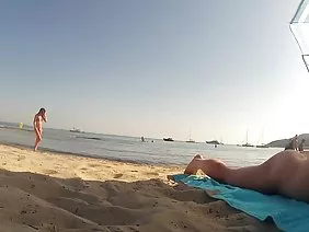 Aubrey Sinclair晚上去找她心愛的男朋友，為此，這個無恥的金發女郎必須剃掉她的陰部，以便在整個私密區域看不到一根頭髮。無恥的調情爬到水槽上，用泡沫塗抹陰部並拿起剃刀，但是不可能到達肛門。在衛生間最不合時宜的時刻，Bobby的同父異母兄弟出現了，慷慨地試圖溜走，以免羞恥地燃燒。由於手術失敗而黯然失色，她的妹妹堅持用鋒利的刀片治療她的屁股，而那個呆滯的人則不願意想到她的陪襯可以喚起多少男子氣概。剃須將是成功的，剃須泡沫將適合作為性交前的陰道保濕劑。