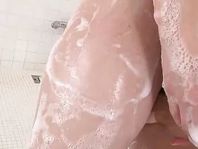 一個身材瘦小的金發碧眼的大黑人在光天化日之下給了他媽的異性戀。戀人們已經相識很久了,但他們的朋友和親戚都不知道他們的關係!