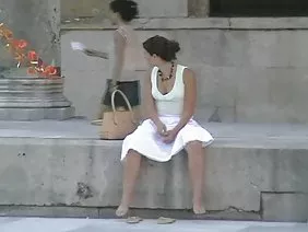 法國人皮埃爾從護送機構帶走了這名女孩。金發女郎Stefania當場響起了一個巨大的胸圍和肉質混蛋，根據網站上的信息，她喜歡堅持一個成員。短髮的蕩婦確切地知道等待她的是什麼，所以在會議上她向一隻無恥的狗展示肉肉，嘲笑她的屁股，但沒有他媽的或吮吸，因為她害怕在牛棚裡打雷。巴黎憲兵在沒有喘息的情況下在街上漫步，因為有幾盞閃電移動到俯瞰埃菲爾鐵塔的舒適公寓。後面有一個性感的小雞皮埃爾伊梅梅特，但首先歡喜難以形容的吸吮成員。