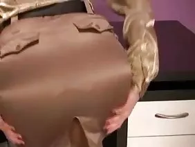 一個年輕的黑髮女孩，已經決定了她所有的問題，想回家，因為一個紋身的男孩阻止了她。在與女孩談了一點之後，他把他的農場從褲子裡甩了出來，從美女的聲音中失去了她的聲音。恢復時，她發出一些表達對詛咒的欽佩，並立即跪下來吸吮熱的靜脈巨人。舔甜蜜，親吻和深深地吞嚥陰莖，她非常高興地為男孩服務，之後男孩開始深深地感謝她。在讓女孩患上癌症之後，他大致將她的巨型陰部扔進她的小陰部並開始進行艱苦的打屁股。粉碎了一個年輕的陰道，男孩在附近的桌子上安頓下來並在雞巴上種了一個女孩屁股，之後他繼續用大聲呻吟他媽的。過了一會兒，決定做出各種意想不到的性冒險，禿頭男子氣概將女孩放在沙發上，再次把他性格開朗的男孩帶到她破爛的陰戶裡，這讓她非常非常高興。