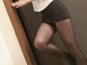 亞洲女孩用舌頭和她的情人的成員一起玩,輕輕地撫摸著他的大腦袋。她試圖吮吸雞巴,用溫柔的嘴唇緊握它,然後那個男人脫下她的內褲。他坐在自己身上,穿透了毛茸茸的陰道,然後亂躺在他的背上,在她的小乳房上慢跑。