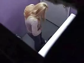 С первых дней появления силикона в буферах упитанной блондинки Наташи Талонз ее стали позиционировать как дешевую шлюху, с которой можно вытворять аморальные безобразия, чудить с ее прелестями и даже издеваться, если партнеру вдруг приспичит доминировать. В талии у необъятной пышки много жира, но задница поджарая и бедра подтянуты, а безобразные груди пятого размера шарами нависают над упитанным брюхом. Кокетка хвастается туфельками на высокой платформе, фактурным фигуристым телом (его нельзя назвать великолепным), весело улыбается, чтобы заразить ёбыря позитивной энергетикой. Заразить-то получается, но совладать с безудержным похабным сластолюбцем Наташеньке Талонз не удается, чудак дрючит ее киску в надежде вызвать проливной сквиртинг промежности, шпарит так шустро, что у самого вены на руках вздуваются от напряжения. Мужлан дарит толстушке вагинальный фингеринг в сочетании с ануслингом, затем мусолит языком по заплывшей жиром пилотке, прихватывает дойки лапами, дабы они хаотично не болтались как новогодние шары на ёлке. Бестактный ловелас стремительно начинает долбить грудастую самку в ванной, поглядывая на отражение в зеркале, ему нравится ощущение двойственности, создаваемое ванным атрибутом, словно одним тычком хрена имеет двух толстожопых, безотказных шалав.