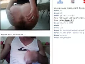 兩個無恥的富人有一個大問題 - 變態已經嘗試過各種類型的性愛，吸引了第三方的節日，與浪蕩公子性交，去異國尋找激動人心的亮點。為了以某種方式激起坐在沙發上的配偶，曬黑的賤人Hannah穿上了一件充滿激情的衣服，帶著她剃光的恥骨去了他的壞頭，在瘋子的要求下把她的乳房放在上面，造成了可恥的紋身，一切都是徒勞的。他在電視機旁晃了晃眼睛，抓住了遙控器，好像他在自己的地獄裡一樣，就像在泰國時他試圖吮吸易裝癖而在情況需要的時候不能工作。這個粗俗但非常有質感的年輕女子從他手中搶走遙控器，準備開車送他我自己處於愛情的縫隙中然後配偶醒了，因為把他帶出無底的曼達會比推遲更難。他與被冒犯的漢娜調情，嬉戲地攪動雞尾酒禮服的帶子，禮貌地撫摸穿過緊身衣的神童。雖然品嚐了不同性別的無恥味道，但是連褲襪的迷信，顯然，這是第一次，這就是為什麼他媽的恐怖分子被捲起來，所以他毫不費力地履行了婚姻責任，征服了不幸的電視遙控器。