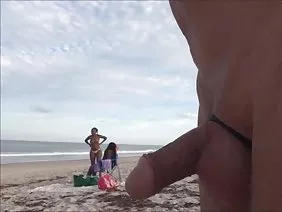 穿著文胸和超短裙的貪得無厭的花痴坐在沙發上,臀部分開,她的手指撫摸著她的陰部,陰蒂從之前插入的穿孔中獲得快感。女孩很好,她陷入遺忘,陷入遺忘並加強刺激,沒有註意到三個人如何進入房間。從女性手淫 - 最激動人心的景象 - 男人們在褲子裡得到慾望的釘子,他們很快適應與無恥女孩的團體性交,只有silushku而且不必使用!