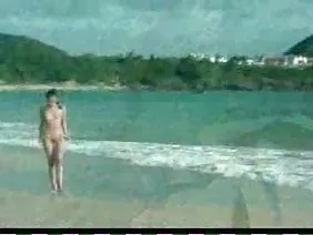 比賽結束後，穿著白色T恤的黑髮女郎與教練討論比賽是如何進行的，然後單獨進行，以便沒有人注意到，他們會去更衣室。這對夫婦躲在淋浴間，一直等到更衣室空閒，男人在那裡撫摸著他的蕩婦，他們給自己倒了溫水。然後他們走進更衣室，在那裡，可愛的人在緩衝區之間追逐教練的陰莖，然後大聲的哭聲與他交配。