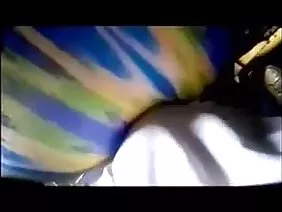一個穿著黑色內衣的可愛拉丁人爬到床上，由一名黑人男子漢全封閉。一個男人抓住她的手在她的屁股上，並開始以熱情舔她溫柔的陰部。她的雙腿和舌頭之間的這種愉快的觸摸激發了她的身體，因此她開始抽搐到她的伴侶。很快，這個美麗的女孩將她豐滿的嘴唇包裹在她的雞巴上，並高興地開始口交。因此，拉丁娜和黑人在第九十六個姿勢中相互融合。他們對性飢餓感到滿意，一對夫婦被認為是經典的陰道性交。