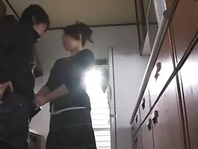 Fedka幸運的是一個幸運的人，他不小心用花園鏟挖了一個寶藏。下班後，努力工作人員上床睡覺，因疲勞而立即斷開連接，並立即開始看到色情夢，在那裡，裸體少女對他的男子氣概感到好笑。夢想是難以置信的，甚至女人陰道的氣味也猛烈地打擊了他的鼻孔，更不用說那些灼燒嘴巴的天使般美麗的生物。漸漸地，身體開始刺穿一陣愉快的顫抖，微小的衝動通過細胞，困倦開始溶解，女性的臀部出現在女孩的眼睛中，他認出了他的妻子。他瞥了一眼陰莖，失去了鎮靜，因為除了妻子的嘴，還在她的臉頰後面狠狠地呻吟著她最好的朋友。