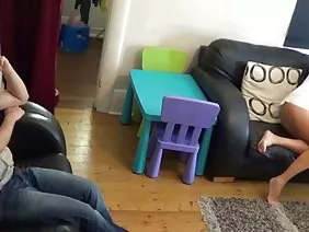 他英俊而自信,她是一個年輕,缺乏經驗的學生,只是為他而瘋狂。他完全征服了她的心臟,甚至更加粉紅色的緊身貓,現在,每天晚上都進入了他厚厚的紅熱雞巴。而這個迷人的寶寶已經準備好滿足他所有的慾望了,如果只是為了更多地感受到她那巨大的工具讓她無法滿足的甜蜜,充滿她無法滿足的洞穴。而現在,當他要求他的可愛給他一個口交時,她甚至沒有懷疑他為她準備了多麼墮落的驚喜。他堅定的肉體上的輕快的舌頭。如果他用厚厚的,精緻的精子將她直接塞進她的嘴裡,她很高興,她很喜歡吞下,但他有其他的計劃。他把那個貪婪的屁股變成誘人的屁股,把他過度興奮的屁股放到她顫抖的肛門緊緊的小環上,逐漸壓下來,進入一個精緻的巧克力洞。從甜蜜的疼痛中,她一開始尖叫,但是他強大而深刻的動作使她放鬆,她經歷了第一次在她身上生活肛門高潮。