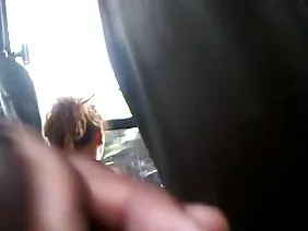 年輕的傢伙和女孩他媽的在沙發上談論任何不必要的東西