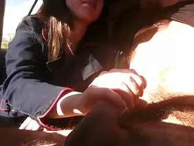 Angelica和Zoe是最好的朋友,直到他們想嘗試同性戀。很長一段時間轉移到一個新的關係水平被那些不知道如何前戲或高潮,只表達口頭情感的年輕女士所指責。 Mischief擔心他們會破壞一切,所以他們讓Andrei幫助他們。幸運的傢伙和兩個女人性交到藍色的陰莖,在舌頭上擦了牙,克服了在床上失敗的恐懼與喜歡做邊緣的女朋友。這一切都是自發發生的,迫使戀人放棄焦慮的思緒。他們只是在本能指導正確方向的情況下睡覺。出乎意料的是,這三人發現了對團體群體的熱情,他們的練習不利於性別交往。