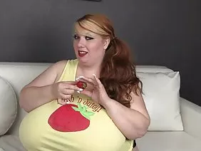金發小狗蘿拉和她的情人帕特里克之間的關係已經經歷了各種各樣的測試，性技術已經完善，並且已經變得完美，因此即使是粗暴，不愉快，令人作嘔，從許多女性的角度來看，口交變得非常明亮，充滿了性感。所有這一切都歸功於語言的精緻工作，狙擊手的手指或性感的親吻，空中戀人之間的漩渦充滿了愛情流體和一些賦予幸福的能量場.Lola和Patrick經常不進行性交，他們缺乏口交，給予類似的感覺沒有陰莖穿透外陰的陰影，雖然有時這個男孩做他完美的病態娃娃，如果他想要肛門性交。在舔陰期間，伴侶對女孩很溫柔，他的思想變成慢慢的音樂開始在耳朵裡播放，之後Lola比快速機槍更快結束。口交是一種完全擁抱年輕公主小腦袋的藝術，她創造了這樣的奇蹟，包皮折疊成管狀，頭部變成深紅色。射精看起來最重要的是，當濕流撞擊乾燥的舌頭時，會出現一種獨特的無光澤的器官。