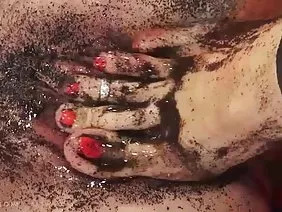 深色泰國色情明星Priva出現在性感的血紅色比基尼,窄眼的可憐的人試圖表現得很挑釁,因為她承諾在鏡頭前表現出色。在外部,娃娃看起來像一個普通的時裝模特,許多女演員開始他們的照片拍攝的職業生涯,這個賤人長期以來一直被泰國口哨盯住,她決定她可以把資本作為一個愛好,而不是小東西!你不應該等待這些胸部,這裡是一個第三尺寸的矽膠乳房,可以在泰國找到每個妓女或至少一次為塑料賺錢的女人。床,陰道多次遭受雙手穿透,其寬度未討論。 Mokroshchelka Priva希望在性伴侶的最後跳舞襠舞,然後他在裡面完成種子焦糖,但給年輕人所有放蕩的魅力,不僅包括標準娛樂,還包括肛交。在黑暗的麵包之間在屁股上敲一個洞是很好的,但根據情景,這位泰國色情明星正在等著用豐滿的粘性奶油填充manda,之後她不得不用膽量將每個精子向外推!