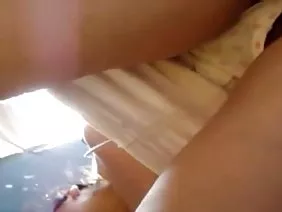 如果這個黑暗的女服務員不會對足球發表不好的評論會更好，那麼她的嘴巴會更加完整。三名足球迷拖著那個侮辱他們最喜歡的球隊的婊子在後面的房間，在那裡他們充滿了自己的臉頰。三個黑人成員yuzali嘴，埋在健談的深色皮膚的美麗的嘴唇的角落，其胸部剛彎曲時從寬領口掉下來。隨著與粉絲的有趣笑話，她一無所獲，因為對於最喜歡的球隊，球員們已經準備好打破任何特別的屁股，這樣一個神話般迷人的魅力。在他媽的期間，這個女孩只說這些傢伙沒有用精子潑灑她的工作制服，因為整晚仍然有工作要做，你不能用溫水來緩解濕滑的精子。非常緊張的是拉蒂娜的一天，還有一個與瘋狂的俄羅斯球迷的會面，她曾答應讓他們驚訝。
