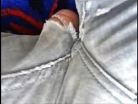 Kessidi Banks的毛茸茸的辣妹和她的男朋友賈斯汀約會時穿著迷你裙，比家裡的內褲短。這個小女孩沒有抓到hahalya，但是她遇到了他的弟弟，他提出要一起看電視。這個小孩正盯著一個有著漂亮小雞的烹飪節目，認為它們非常性感。自戀的客人強調了這位年輕人對女演員的態度，忽視了距離不到一米的外星人的吸引力。紋理的女士悄悄地降低了房間的調節程度，然後要求覆蓋地毯，在其下開始難以想像的淫蕩。一個senorita自慰一個裂縫，促使男友的兄弟用拳頭拉伸皮革樁。沒有人能想像女孩的男朋友和男孩的兄弟很快就會回家......