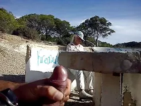 貝拉摩根有兩種激情 - 將前端揉成紅色並在那裡驅動一個不規則形狀的橡膠物體，在視覺上讓人想起黃瓜。金發女郎將一個假陽具引入一個帶有窄邊緣的濕帽子，但逐漸將東西推得越來越深，彷彿試圖在陰唇之間保持一個厚厚的一端。限制者不允許殘酷的假陽具一直推，因為那時他將不得不通過外科手術離開巴巴的manda。當“黃瓜”不再取悅哭泣的女性時，發明者會使用一個手淫器，它在整個長度上都很厚，就像一個真正的陰莖，只有三倍的比例增加。