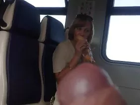 克里斯薩默斯和克里斯塔克得出結論，他們吸吮更好的女孩，可以他媽的屁股，甚至在性交時甚至不能脫襪子。在床上的年輕同性戀男子dryuchat，他們的父母幾乎不能為此感到驕傲。男同性戀者逐漸獲得經驗，從錯誤中吸取教訓。他們在肛門穿透期間忘記戴安全套，因為每個愛人都需要頭部與合作夥伴直腸壁摩擦的持久感覺。考慮到它是一種不自然的行為，年輕的小蟲仍然不好意思吞下精子，但在不久的將來，他們將適應年輕的漱口，噴出男子氣概。