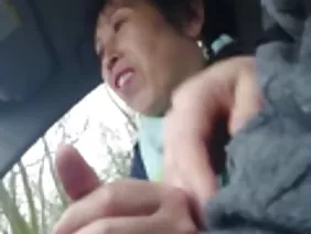 半裸的女孩Kayla Sainz從她的梅賽德斯車輪後面出來，看著玻璃杯裡的倒影，然後讚美地盯著彈性凸起的屁股。難怪，這個娃娃是如此優雅地折疊，巧妙地移動，似乎是一個模特，只有等待她幾個小時的電工不在乎。這些傢伙幾乎在陽光下烤，現在他們有權獲得道德損害賠償，這將與一個迷人的陌生人發生性關係。這個巧妙的計劃在女主角在台階上升時成熟，當屁股在兩個男性的視線水平時，只有豐滿的Kayla Sainz不想在這樣一個沒有吸引力的裝備上操。她在臥室裡退休，慢慢脫掉衣服，試穿為男友準備的性感衣服，然後以一種放鬆的形式出去穿藍色工作服。掩蓋一個移動和靈活的金發女郎的罪惡開始在客廳吸氣，讓自己在生殖器的嘴唇之間使用，用男性器官上的所有力量推動骨盆，然後工人不要用雙屁股來停止屁股上的愛玩偶。