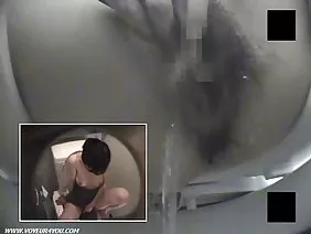 性感的黑髮在早上醒來,開始穿著去做他的生意。但她的計劃沒有成真,因為很快她的男朋友走進房間,開始輕輕地擁抱美女,同時用自己的雙手撫摸她的屁股。在那之後,那個男人躺在床上放鬆,女孩開始用豐滿的嘴唇緊張地工作。然後口交的接力去了另一個夥伴。那傢伙四肢坐在女孩面前,用舌頭做了一點同時用雙手幫助自己。當陰部潮濕時,他將大腿拉高,最後插入一名成員。