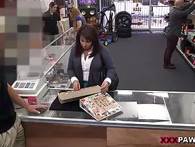 反复無常的學生Kaylee Haze引起了她心愛的父親的興趣，因為她的學生年齡已經開始，垃圾表演人物，生氣，揮手並做惡作劇，當她獨自呆在一個房間裡時，她會做各種無用的事情。赫特不想吃健康的食物，給她冰淇淋，而不是閱讀智能書籍，女孩彈吉他，跳到床上，更喜歡和同齡兒童一起看電視。她父親的縱容不僅破壞了異想天開的反复無常，而且還進入了它在性接觸中，明確表示性行為會讓她甚至坐在他的頭上並掛腿。除了他們之外，沒有人知道亂倫，這是一個家庭秘密，當向陌生人透露時，將像以前一樣生活不像這樣的生活。這個女孩喜歡笨蛋如何用她的嘴唇擦亮她的陰部，用舌頭擦亮她光滑，陰滑的陰蒂，使她的眼睛從快樂中吸引，抓住她的乳房和甜蜜地呻吟。一個大變態爬上一個瘦弱的壞女兒，不怕用沉重的身體粉碎她，他篡改一個巨大的雞巴進入一個狹窄的洞，不要害怕撕裂她的陰部，因為性誘惑最可怕的階段 - 使處女膜脫落 - 早已不復存在！