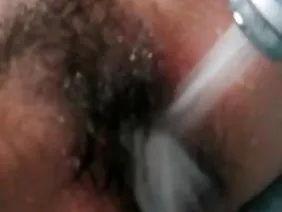 一位剛開始的德國女演員正在一家代理機構中投票，他們在接受采訪時扮演保姆或家庭主婦的角色。高效的年輕女子盡力取悅招聘人員。在代理商的眼中看到了滿足下一個求職者的願望，她故意丟棄一堆文件，raskoryachivaetsya在地板上和四肢收集一堆。從裙子下方可以看到Sluts的彈性屁股，警告觀察獵鷹的re絲。沒有吹，沒有女演員得到一個角色，所以最好立刻在所有洞中失去童貞，而不是打破喜劇並嘗試通過劇本中可憐的演講贏得認可。