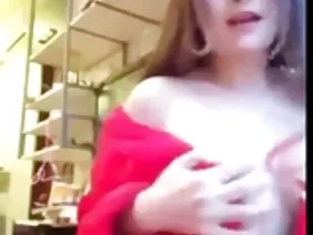 Leggy脫衣舞女Ricky Sixx在一家夜總會工作，為那些口袋裡有錢並且想要額外收費的美麗女人。該機構的觀點是，舞者們立刻聚集在一起，只用口香糖，從不告訴其他人這樣一個機構的存在。誘惑總是看起來像迷人的仙女，能夠滿足客戶任何完全瘋狂的慾望，它們就像盛開的鮮花，只能由波希米亞的精選代表挑選。
