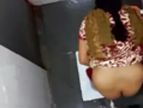 賤女孩Anikka奧爾布賴特在迷你比基尼的豪宅院子裡走了出來，由兩個織物帶，網眼絲襪和開放式涼鞋一般都是滿的服裝風格極簡主義和絕對放蕩。緩衝突起的乳頭從寒意伸出，上運行顫抖的臀部和陰部sverbezh墮落的，但是非常性感的金發試圖安撫從腳pereminaniem的水nogu.Biryuzovaya無垠的游泳池，躺在森林的腳下，一望無際的蔚藍的天空並非如此令人印象深刻的看，就像這個男人勃起的恐怖分子！在淫蕩的蕩婦Anikku奧爾布賴特不立不看，它是女性氣質，婀娜的選美皇后和外星魅力的標準，她是一個女人的夢想，他希望所有的男子拉出來與她的兩腿之間有能力的機器。屁股上的瘀傷是從哪裡來的，是不是有人真的在小座位上狠狠地打了一針？為什麼肛門如此破碎？有沒有人真正將這些野獸直接撞在饅頭之間？非常正確，只有在與男友交配的間隔期間，妓女在直腸中自慰各種各樣的東西，使自己達到肛門高潮。