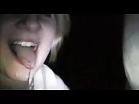 最初戳了戳，然後在她下垂的胸部之間操了處女