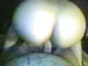 最後一個村莊的處女被送到附近的一個小鎮給她的祖母餡餅。她的魯莽之處在於沒有錢在路上，甚至在如此短暫的性裙子上進行長途旅行，從中可以看到所有原始親密和親密的地方。在夏天炎熱的時候，你無法步行到達遠方，所以美女可以乘坐三人坐著。她的天真和信任讓你和那些頭腦中有狡猾計劃的陌生人一起進行長途旅行。中途證明女孩不會支付車費，所以他們給她一個條件，用她的曼荼羅鍛煉她的汽油或給她的肉餅。可愛的東西沒有什麼可以讓她撕裂她最裡面的縫隙，這是她為一匹白馬王子準備的。 Devayu在所有洞中徘徊：在屁股，貓和嘴裡。這些強大的傢伙不會開玩笑：他們操這個不想付錢和分享餡餅的無票乘客。結果，她將整個面部都放在精液中，縫隙會因磨損而燒傷，而且她很長時間都不能閉嘴。
