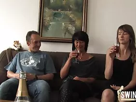 膨脹的男孩脫掉色情紅色美女。他有這個迷人的女士，他的長陰莖有各種各樣的姿勢。