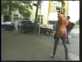 這個想要說服他的朋友發生性關係的男孩決定給她按摩。美女不知道他的秘密意圖，天真地同意這一點。起初，這個傢伙只是粉碎了女孩的背部，試圖盡可能地放鬆她。之後，他開始輕輕吻她的脖子，同時用雙手按摩他的乳房區域。然後那傢伙把那個女孩放在床上，很快就開始給她脫衣服。美女沒有反抗。相反，這種與內膜的不尋常過渡似乎非常非常有趣。當她完全沒穿衣服時，這個傢伙讓她處於癌症的位置，很高興地撕下來。