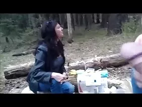 經過一天辛苦的工作後，布魯內特回家了，舒服地躺在床上。脫掉她所有的衣服，她拉出她最喜歡的淺綠色假陽具並開始用它自慰。起初，她只是在她的陰部周圍駕駛這個人工雞巴，並且勉強看看如何最好地開始享受自己。之後，她將玩具推入口中，開始塗抹口交，偶爾深吸一口氣，表現出她所有的口頭專業精神。完成這項工作後，嬰兒盡可能廣泛地擴張她的大腿，並開始非常努力地煎炸。