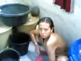 可愛的賤人阿什利·哈茲來看望一位朋友，他為這位女孩提供了幾百塊錢，用於她的性服務。貪婪的美國人聽了一個朋友的長談，並用手指扭著紅頭髮，期待著意外的利潤。海外青年知道金錢的價值以及獲得金錢的難度，所以阿什利欣然露出她雪白的胸膛。即使用女孩的手也很難掌握乳房，除了伸出櫻桃形狀的非常紅色的大乳頭外，沒有什麼東西可以讓男人的爪子耙到那裡。顯然，在Hayz家庭中，他們喜歡吃得很緊，否則這個十八歲的學生肚子比較醜陋，但她還年輕，應該比俄羅斯樺樹苗條。為了額外的獎勵，女孩的嘴唇會掉到毛茸茸的男朋友的胡椒裡，他像垃圾一樣亂扔垃圾。他唯一的因果關係仍然是未被發現的頭髮，但除此之外它更像我們的同伴，我們據說起源於歷史。 Chlenososka Ashley Haze有一個非常陰部和非常漂亮的貓，所以這匹種馬的最後一步是購買一個幾乎未觸及五次的陰道供出租使用。只有情人沒有想到保護自己，並且也沒有去除陰莖，所以女孩將不得不佩服精子，性交後緩慢流出外陰。
