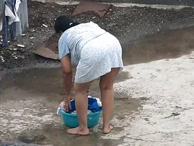 土包子告訴女孩如何正確地進行運動以及他如何喜歡運動婊子。 Schlundra立刻在她的兩腿之間流動，讓我打出她第三個尺寸的彈性乳房，然後從她誘人的褲子里拉出一個成員。很快，這個像商人一樣的男人已經在車裡快節奏了運動員，讓他長長的kukan嘴巴張著嘴，愉快的舌頭傾斜著一個開胃小雞的陰部。