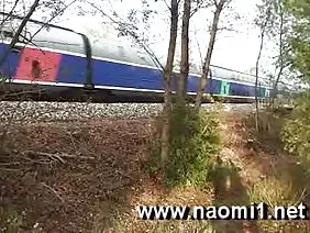 穿著粉色絲襪的刺眼的黑髮誘惑著她的男朋友，他從沒想到他的女朋友會成為如此熱門的小東西。當她解開襯衫時，他看到了她華麗的小胸部，用手皺了皺，使乳頭變硬。她看起來很無辜，但她真的有一種慾望。年輕人利用她極度的興奮，在用手指開出一個狹窄的洞之後，讓她肛交。