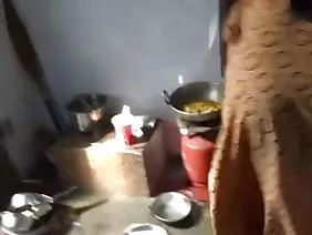 迷人的黑髮使口交很棒,她嘴裡有兩個雞巴,懷舊可能..