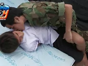 色情錄像的主角是民間配偶 - 康妮迷人,自然的女孩和她熱情,恆定,細心的傢伙拉斯洛,她絕對不想讓這段關係合法化。這對夫妻彼此完全不同,每個人都有自己的故事和戲劇性的結局,我不想記住,因為由於愛和激情,對現在和未來的美好希望開始出現。從丈夫離開他的直接上司,所以他有一個長期是時候成為一個孤獨的失業者,在便宜的避難所裡徘徊,這個女孩有一段時間專注於演藝事業,在那裡她被迫與導演發生性關係。現在一切都在過去,一個暴風雨的家庭生活,即使沒有護照上的印章,生下了新的力量,康妮開始讓拉茲洛選擇一個給她,而他反過來逐漸開始信任她作為一個女人。晚上戀人的一趟在幻想的世界裡,生活中,而不是幻想,在前戲和暴露後的浪漫冒險中的一系列各種行為。在這個無與倫比的視頻中,充滿激情的美女康妮,她整潔的縫隙和厚厚的辣根Laszlo的一大堆熱情不會讓任何人無動於衷!