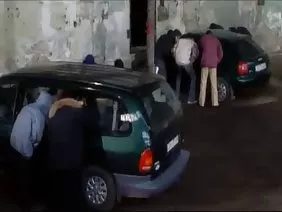 剃光的傢伙在一家拍攝成人視頻的機構找到了工作。他立即在一個美麗的爆炸中扮演了一個非常甜美，迷人的小女孩瓦倫西亞的角色，這個笨蛋必須在緊密的陰道裡輕輕地吹。