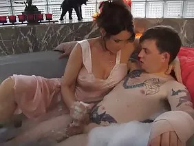 俄羅斯男孩將他的螺栓插入一個美麗的金發女郎的空心,並撕裂她的硬。這個女孩經歷了非常甜蜜的痛苦。