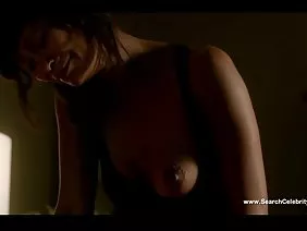 艾拉不想讓薩莎上班,直到他履行了她的婚姻義務。家庭養家糊口的人幾乎沒有時間,所以這個金發碧眼的淘氣女人脫下褲子,把手放在兩腿之間,抓住屁股,然後開始做一個小屁股,以便迅速讓紅衛兵警覺。一名成員站了起來,經過一夜的約會,他的頭仍然疼痛,彈性隨時都會消失。首先,這個年輕人厭倦了性行為,其次他擔心再次出現延誤,第三,如果他沒有將生殖器官插入屁股的下半部分,他將無法快速完成。製作愛情的過程發生在匆忙中,動物激情奪取了戀人,幾分鐘就足以讓一股濃密的精子在括約肌中擊中頑皮的精靈。