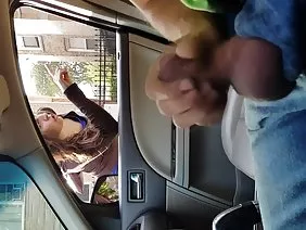胖屁股加入了梯子並四處遊戲，像一個螺旋槳一樣旋轉她的屁股，露出洞並在長腿上展示紋身。無法無天狀態超出了謙虛，出現在房子裡的男人用癌症彎曲賤人，用靈魂中的油和刺痛來潤滑她的點，洞是寬敞的 - 需要很多精子。
