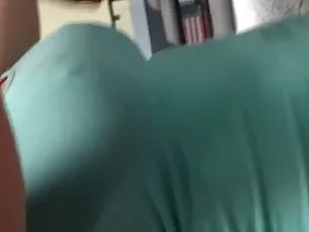 豐滿的寶貝凱莉佩奇與她的同父異母的妹妹珍娜住在她父母的家裡。女孩不能相處得很好,但往往不會面對鼻子,因為大廈太大,每個人都有自己的房間。但是,當椰子的祖先休息時,他們必須共同管理和監督住房,這樣就不會有陌生人從獲得的商品中獲利。無害的珍娜故意開始與她的妹妹爭吵,對她嘲笑她,並邀請她性感的傢伙來取笑。約翰有一個美麗的身材,一個華麗的微笑,一個罕見的魅力,他還親吻了這個星球上所有男人中最好的。在一場爭吵之後,Kylie Paige想出了一個報復她姐姐的方法。為此,她故意向一個年輕人展示她華麗的天然乳房,暗示有機會在他們之間貼一個成員!