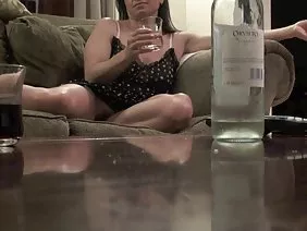 克里斯約翰遜的門敲了敲門。在門檻上站著一個模特出身的迷人女孩。長腿小雞進入裡面，仔細環顧四周，好像在評估男友家的舒適感，然後做了一個重要的電話。馬德琳瑪麗沒有打電話給她的母親，她的朋友，她的兄弟 - 她是一個妓女，唯一知道妓女會去哪裡的人是她的皮條客！棕色頭髮迷人的凝視足以體驗污染或開始口吃，她驚人的外表引起了所有可能的本能，心臟用錘子將親密的服務買家砸到胸部。有必要將普通衣服換成一套情趣內衣，並重新計算收到的錢。畢竟，妓女為祖母工作，腿不會因美麗的眼睛而分開！巨大的乳房，穿著整齊的陰部，涼爽的大腿和緊屁股叫女孩看起來頭暈，當她穿著吊襪帶到她的腰帶，並在山雀上拉一個巨大的胸罩。一半的胸圍出現了，褲襠看起來很漂亮，沒有內褲，此外，類似的風格組合對克里斯約翰遜產生了驚人的影響。