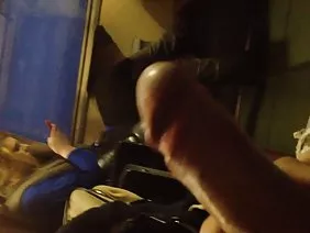 一個長發,耀眼的美麗女孩在鏡頭前骯髒的冒充,讓她的男朋友拍攝她所有的私處。她躺在床上,伸展她纖細的雙腿,在她們之間摩擦,懶洋洋地捂著眼睛。這傢伙幫她脫衣服,然後坐在自己身上開始他媽的,繼續射擊。