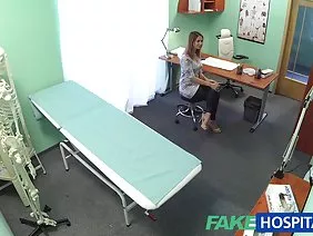 在大床的柔軟的白色靠墊上，這個傢伙沖向一個大聲呻吟的年輕女孩，她的雙腿分開躺在她的背上，掃了她彈性的popochka。然後那個男人把他的賤人帶上了癌症，再次將他緊張的陰莖推入她現在的陰道，女孩彎曲，將她的臉埋在枕頭里，從她濕潤的嘴唇中迸發出一種充滿激情的快樂的吶喊。