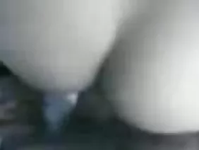 成人電影的粉絲越來越多地從現實生活中喜歡的照片中引導場景。在家裡，一個憤怒的“草莓”被刪除，這在質量上優於18+專業電影的拍攝和設計。 Pornogab用戶發送了一個視頻，在那裡他亂搞女友運動員患癌症，用手指插入她的屁股。金發女郎尖叫良好的墊子，欽佩，因為油使她的情人的公雞非常滑，該死的熱。在狗的位置逆行感覺就好像它不是被後面的雞巴炸，而是通過類似於紅熱棒的東西。屁股中的手指強迫激發，由於隔膜上的壓力而增加陰道中的摩擦密度。蓋伊這種技術創造了他媽的處女與非常狹窄的陰部的效果。