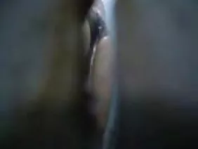 一個年輕的亞洲女孩為一個自第一堂課以來一直和她坐在同一張桌子上的男人做了一流的口交。