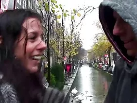 著名名人肯德拉·洛斯特（Kendra Lust）多年來一直在色情行業肆虐。現在一個中年女人放鬆了麵包，因為屁股是圓的，好像是巴西的舞者。此外，臀部圓潤，從遠古時代開始，深色頭髮妓女身體上的矽膠緩沖劑看起來像兩個完美的圓球。這位女演員隱藏著化妝下的鬆弛皮膚，用昂貴的物品和時髦的衣服遮住視覺上的瑕疵。他媽的肆虐的美麗只留給黑人崇拜者胖屁股，其中肛門缺乏童貞。有關骯髒蕩婦的色情片的壞處在於，操作者的相機很難進入被汗濕的身體褶皺隱藏的雙腿之間的親密關係。