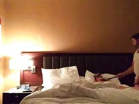 隨著公司前任總會計師坐下來，布蘭妮·萊特繼續增加。一個身體健全的員工蜂擁著一堆文件而沒有停一整個月，打算及時提交報告，但這個可憐的女孩拍了一堆球來緩解壓力。平衡心靈的玩具是必要的，原因有兩個 - 在新的位置自我主張，缺乏性別。當微笑的秘書肯茲泰勒撲倒在辦公室時，會計師的笑容消失了，因為信使拖著一堆文件夾進行處理，工人整整一個週末都不會應付他們。強於禁慾。肯茲泰勒作為一個朋友提出咬她的乳房，這不比球更糟糕，仍然有足夠的美味乳頭。布蘭妮·萊恩的鼻孔迸發出憤怒的氣息。女同性戀人口普查不包括在一個異性戀女孩的計劃中，但秘書的靈活舌頭舔了十億個信封和郵票，將她直接滑入她的陰部，在那裡他做了一個快速的旋轉運動。在新的工作中，總會計師發現了自己 - 金錢的自給自足，管理層的需求，甚至是一個樸實無華的情婦，他們可以在任何方便的時候舔桌子前面。
